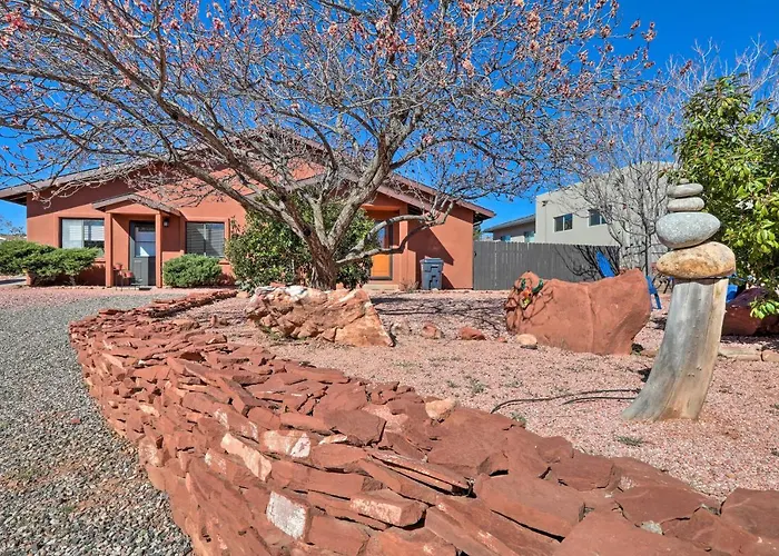 Dom wakacyjny Red Rock Retreat Near Sedona's Trails *