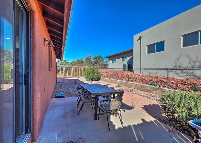 Dom wakacyjny Red Rock Retreat Near Sedona's Trails *